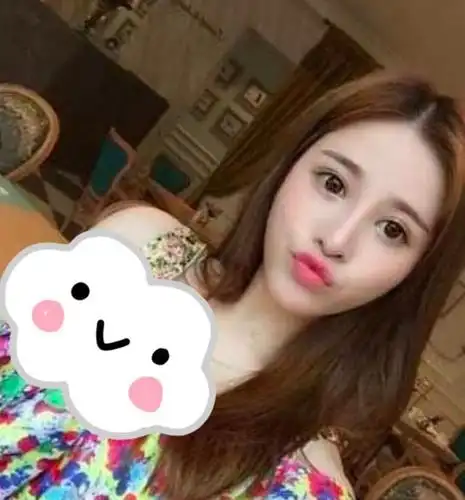 优衣库事件女主角疑似复出?驻唱广告贴满酒吧,场场爆满引热议!