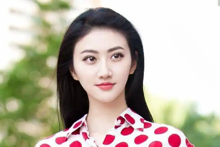 景甜近照笑得超甜,却因鼻子旁有凸起惹争议!