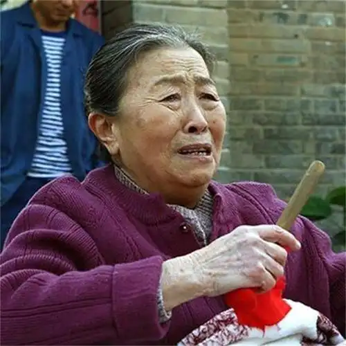 79岁张少华患重病骨瘦如柴,胡歌感动流泪,主持人跪着为她颁奖