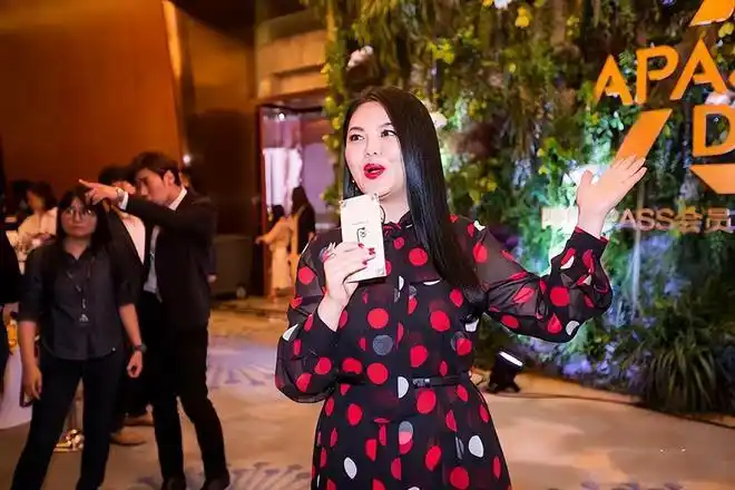 李湘离婚后越来越漂亮穿波点长裙像牡丹美人富态又大气