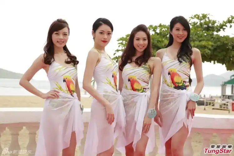新浪娱乐讯《2014香港小姐竞选》十六位候选佳丽到浅水湾,首度以泳装
