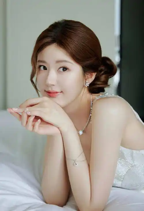 扎丸子头,学赵露思"低一点"才高级,优雅松弛更显贵气_发型_造型_头发