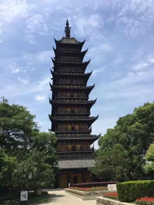 位于常熟老城中心的崇教兴福寺方塔建于北宋,一直是常熟的标志性建筑.