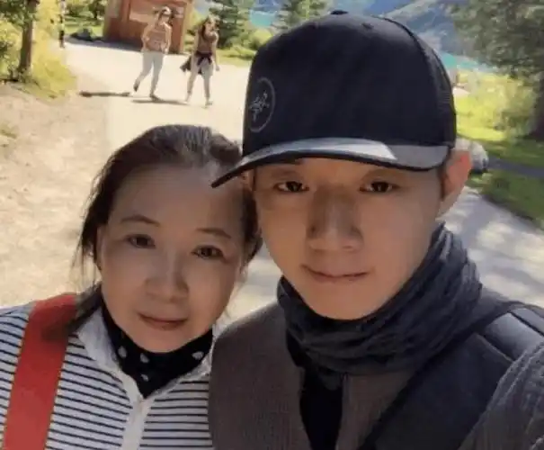 27岁霍尊近况: 爸妈离婚28年后重归于好, 漂亮女友神似baby!