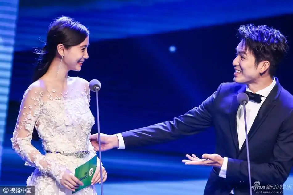 组图:angelababy白裙清新 携手钟汉良默契颁奖_高清图集_新浪网