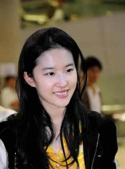 网友澳门偶遇刘亦菲,素颜现身小吃店专心享受美食,看不出35岁_网易订