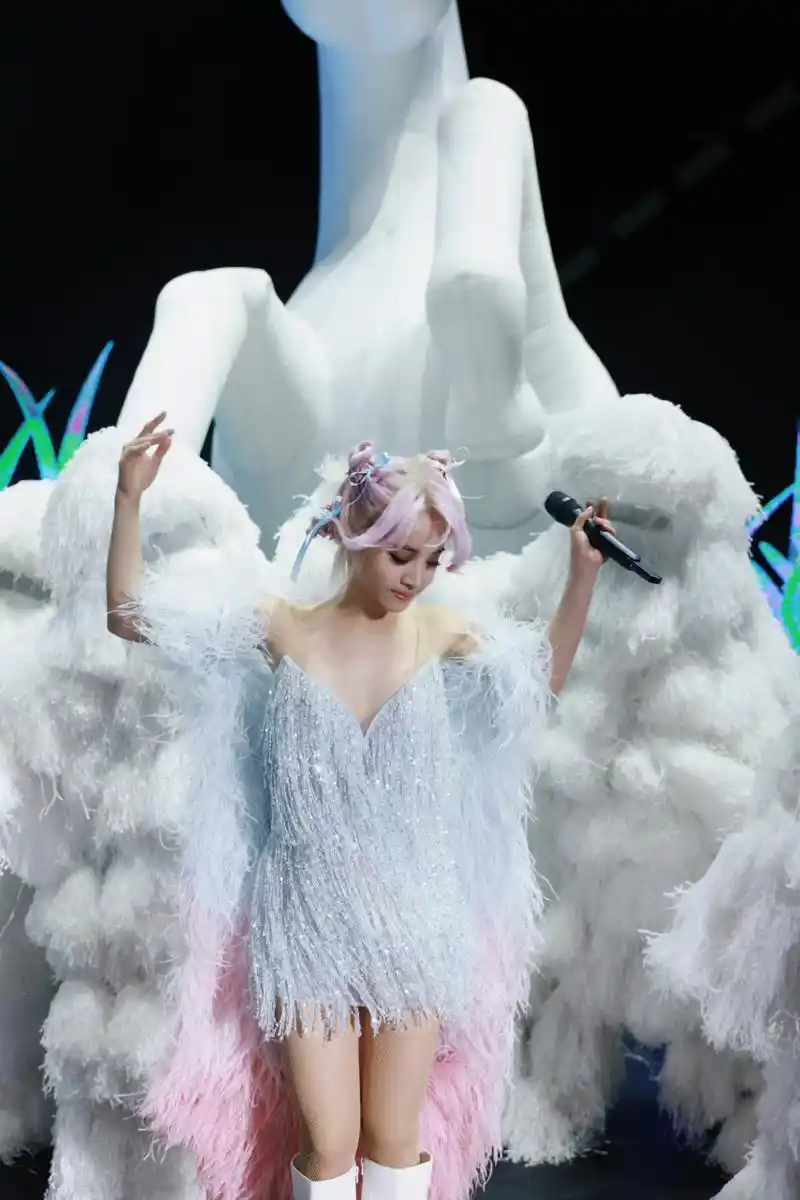 蔡依林福州演唱会# 蔡依林演唱会新造型,粉羽毛蛋糕裙丸子头与童话园
