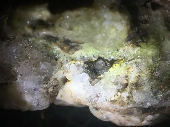 在山上河边捡到一块石头,里面有白色的水晶体,请问有怎样的价值?