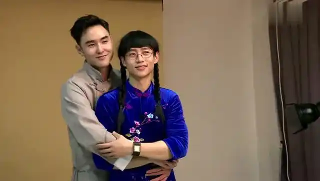 魏晨女装与阮经天合照,网友直呼好辣眼睛!