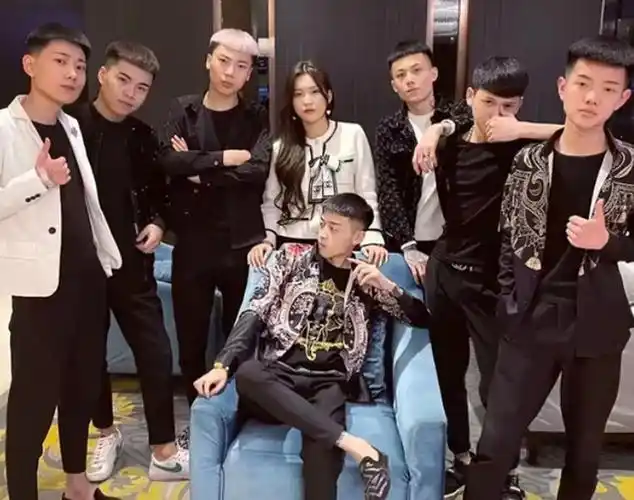 便是一群满身"纹身",穿着紧身裤,豆豆鞋,在网上自称"社会人"的滑稽