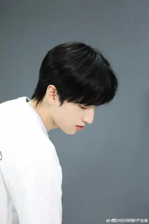 严浩翔晒各种角度自拍,帅哥就是要多多营业!