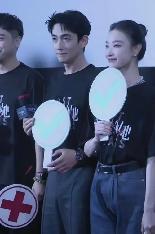 朱一龙给影迷现场暖票##消失的她全体主创搓朱一龙