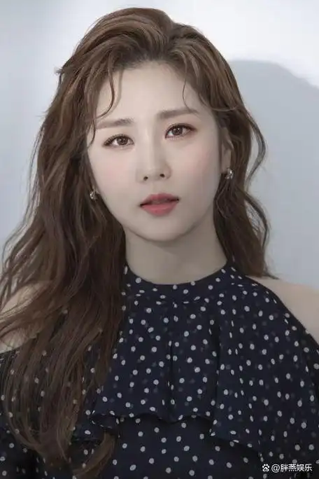 据报道,韩国女歌手海秀13日被传出在家中留遗书轻生离世,年仅29岁.