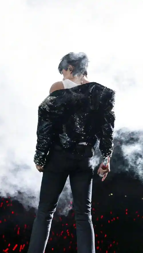 张杰超话#张杰未live巡回演唱会#  自存一些比心和背影合集@张杰