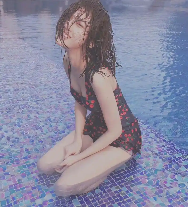 明星图集|张慧雯,童颜小明星,竟然也拍泳装照,你能相信,这是一个人吗?