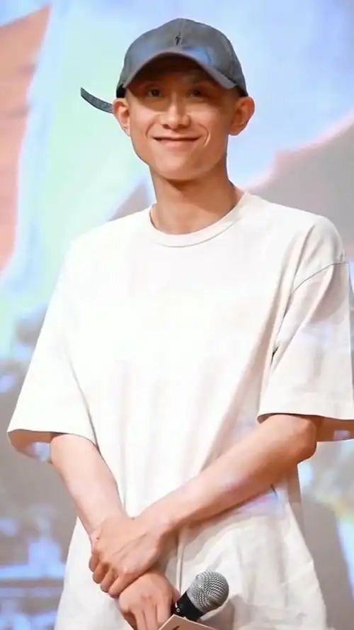 有一种痞帅叫张一山戴帽子,看到张一山的表情,网友:萌化了!