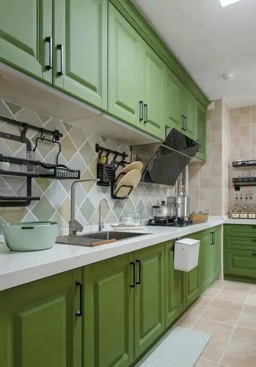 墨绿色橱柜搭配黑色把手,充满美式韵味;半墙墙漆为午夜蓝,保证风格的