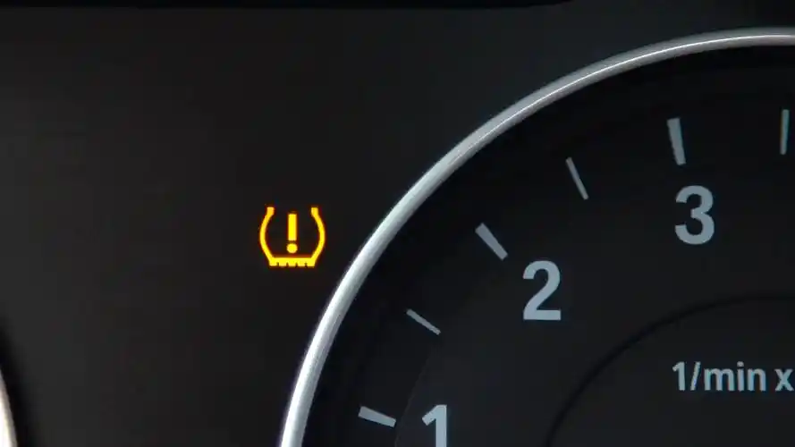 小万答疑:汽车胎压灯亮怎么回事?