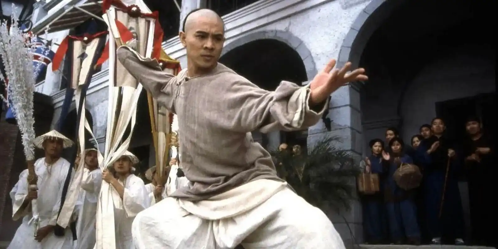 李连杰版的黄飞鸿起手式是他自己设计的,徐克和李连杰都认为,与其模仿