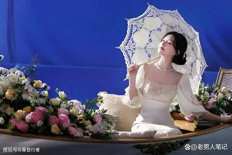 值得一提的是,赵露思的肌肤白皙柔嫩,让她身穿白色蕾丝纱裙时更显仙气