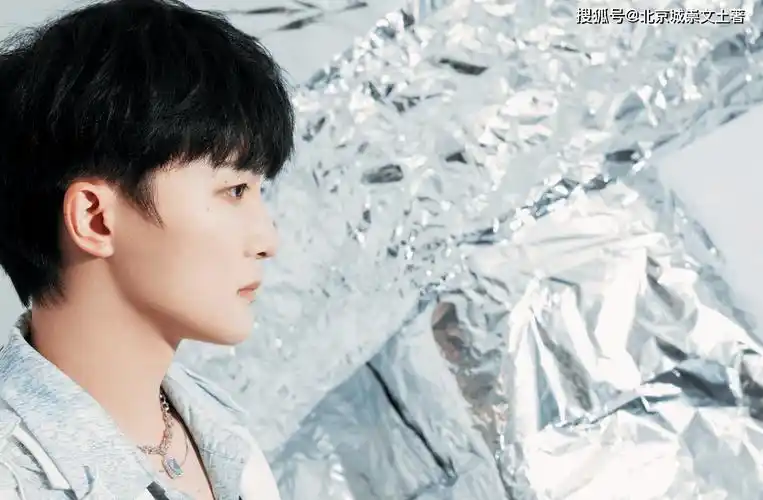 分别是《2021年中央广播电视台中秋晚会》周深独唱《繁星璀璨的星空》