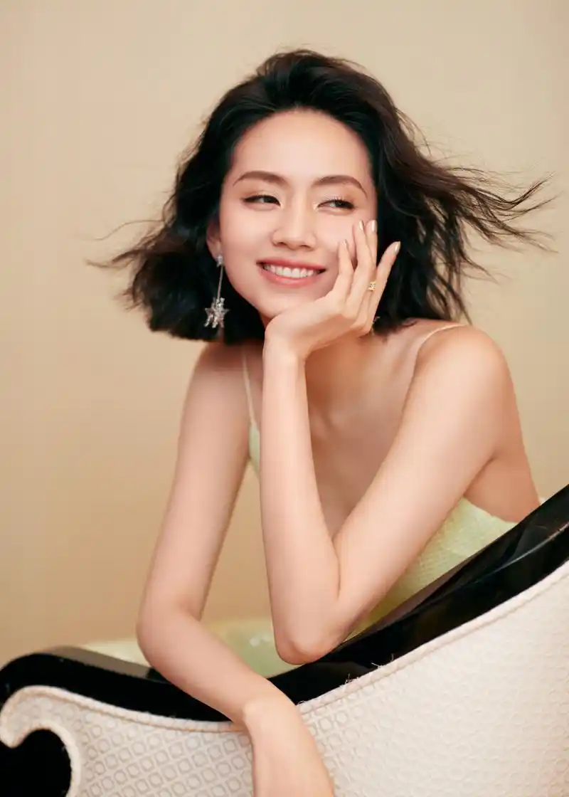 刘惜君短发吊带迷色温柔写真图集