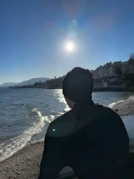 蔡徐坤海边随拍#蔡徐坤明信片96大海边的背影live照好有安全感圈内