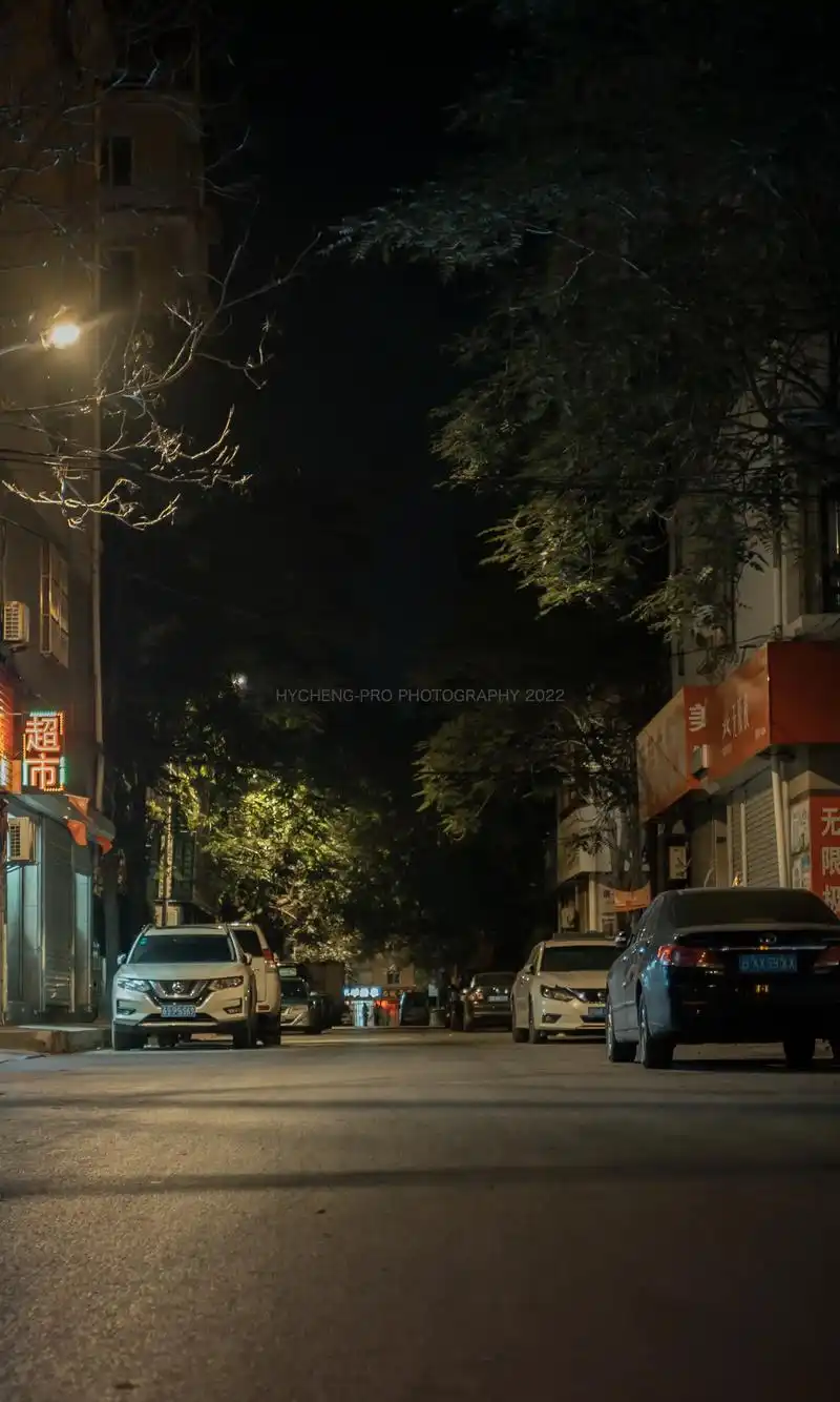 小城的夜生活.#人间烟火 #摄影 #市井生活 #城市的夜晚  - 抖音