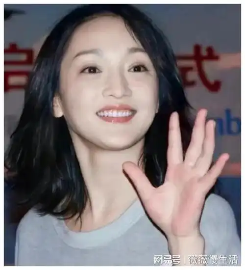 年轻时候的周迅,笑起来真的很甜美哦,特别有感染力,有亲和力的!