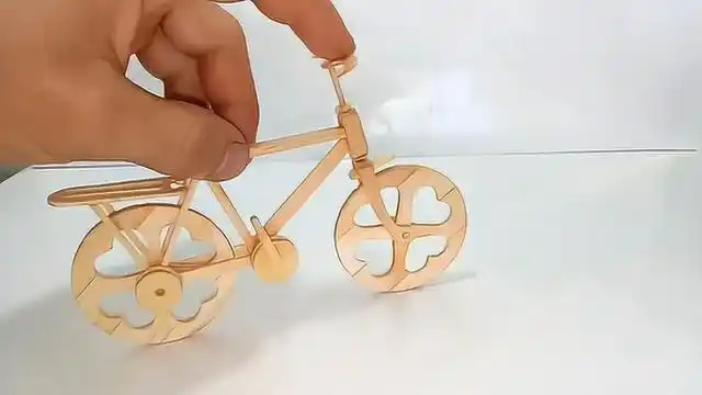 如何用雪糕棍制作微型自行车,手工难度3颗星,边看边学