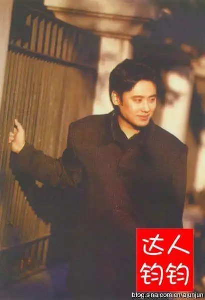 网友曝光吴秀波俊美童年照 父亲是外交官(组图)