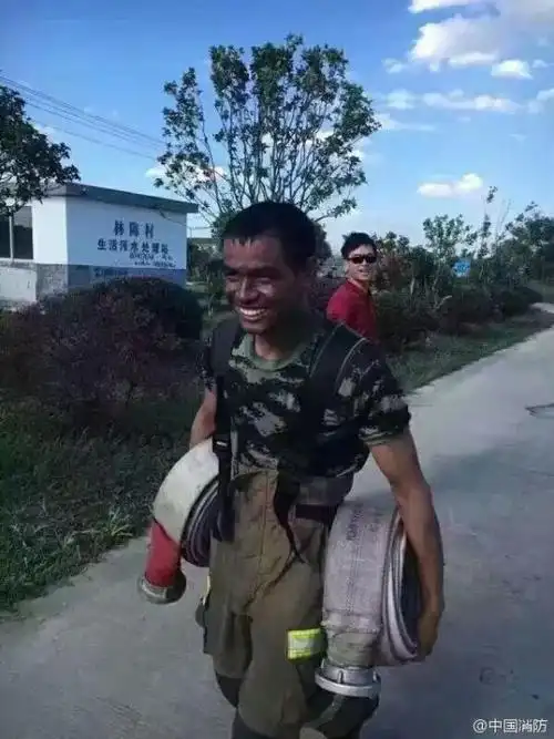 消防战士笑容火爆网络扑救6起火灾脸被烟熏黑