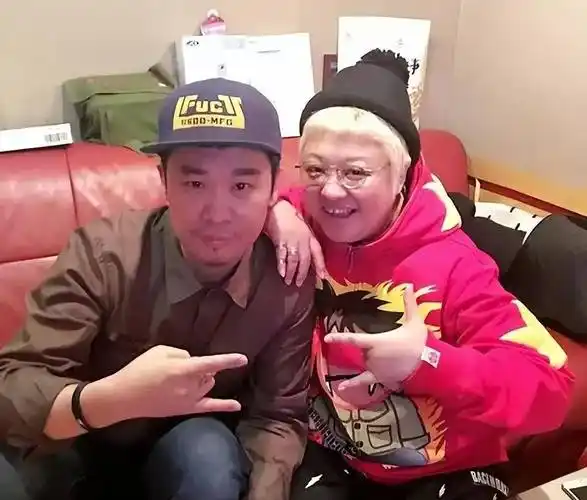 看着台上笑容满面的韩红和李延亮,你绝对想象不到,两