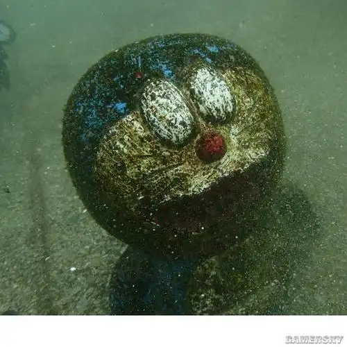 潜水客发现被遗弃的哆啦a梦 阴森模样好恐怖!