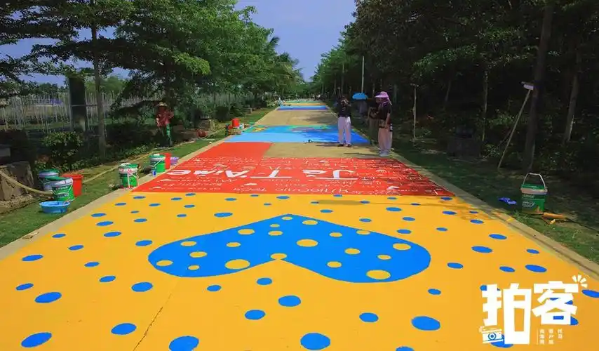拍客海口芳园国际艺术村现地面彩绘栩栩如生很亮眼