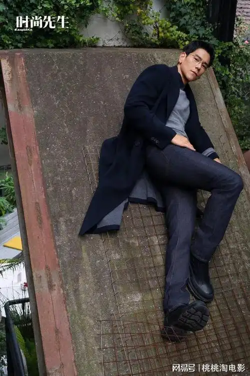 彭于晏登上时尚先生杂志封面化身冬日街头格调绅士
