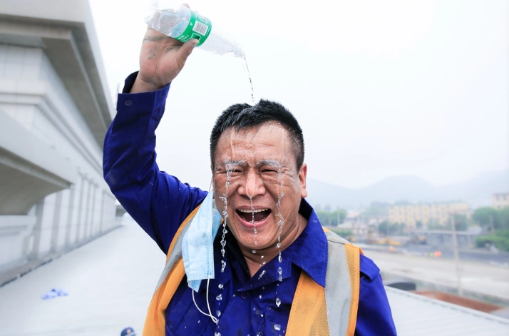 高温下的热面孔加长版三伏天开启酷暑烤验铁路人