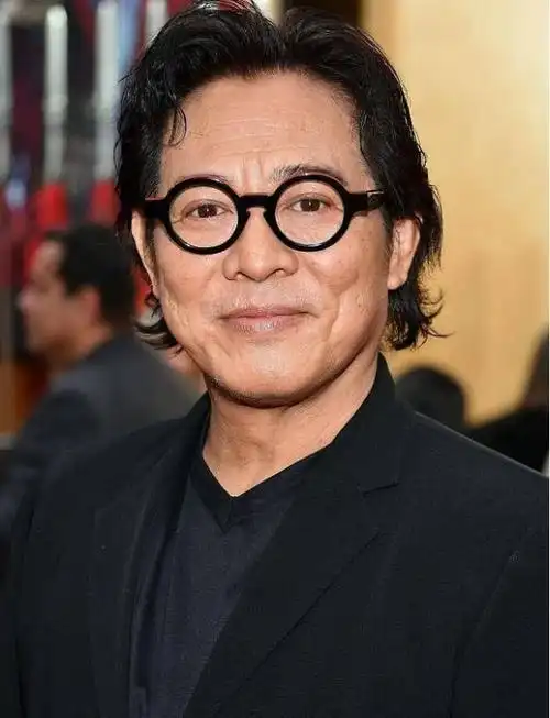 李连杰罕晒家庭照59岁利智露面惹亮相一脸老态啥情况