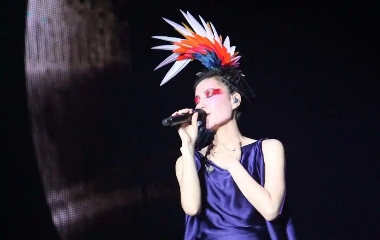 原创郑秀文演唱会造型"大胆前卫",论吸睛她却输给了王菲蔡依林