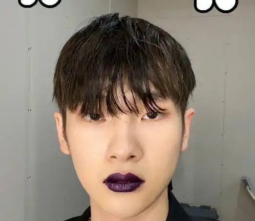 男星涂深色口红,魏大勋搞笑邓伦羞涩,看到周震南:怕不是黑魔仙_样子