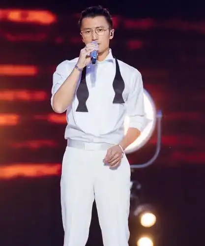 《我们的乐队》运营总裁谢霆锋现身《快本》助力"姐姐们"成团出道