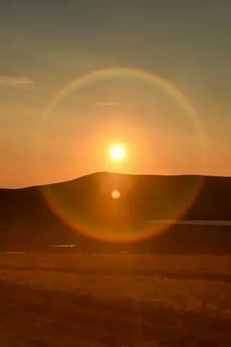 太阳慢慢升高了,带着喷薄四射的光芒,撩开了轻纱似的薄雾.