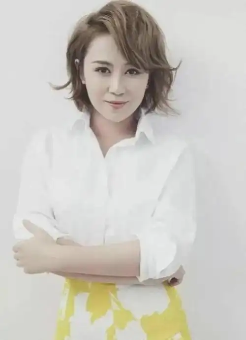 马丽写真照惊艳亮相,成熟魅力诠释无疑