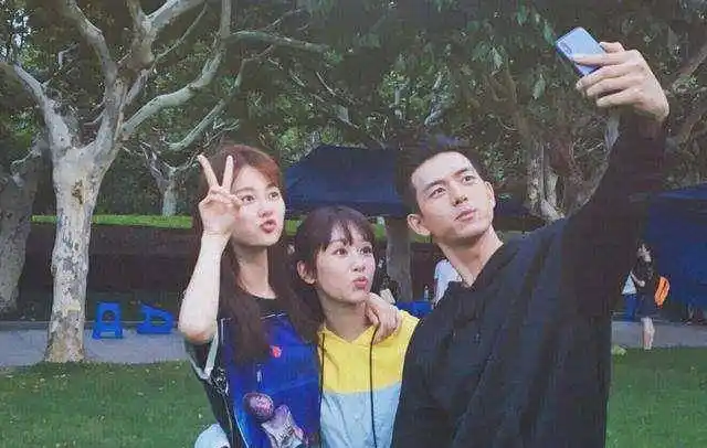 原创李现杨紫军训照曝光当看到李现前面班花怪不得大学没看上杨紫