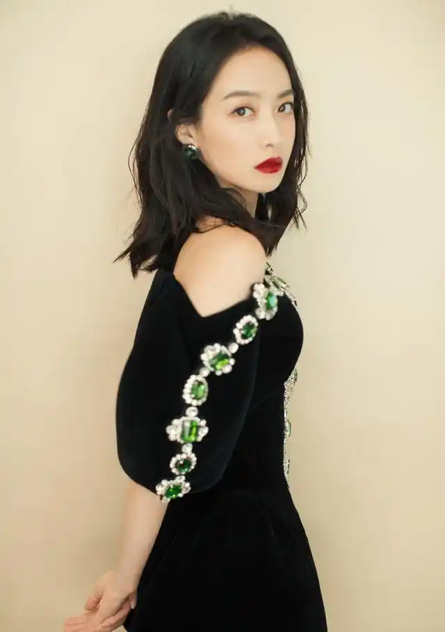 秋季留什么发型好看看宋茜的水波纹卷发造型简约又有洋气