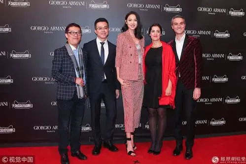 张梓琳条纹西装帅炸天 当众豪放涂"巨无霸"口红