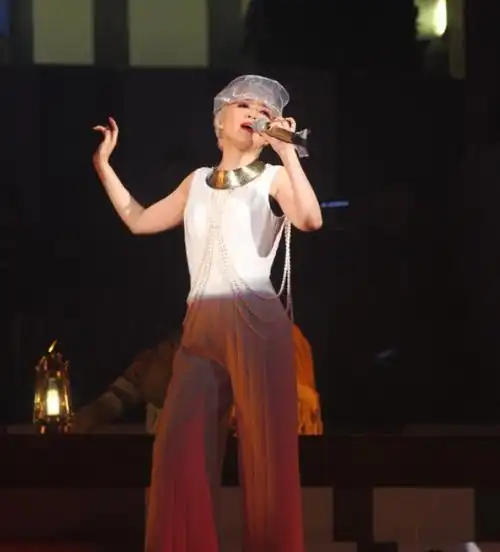 57岁陈慧娴近况曝光,晒素颜照一脸冻龄,五官轮廓零走样