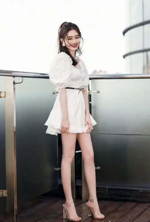 34岁江疏影白色短裙太精致却被美腿抢镜网友真正的腿精