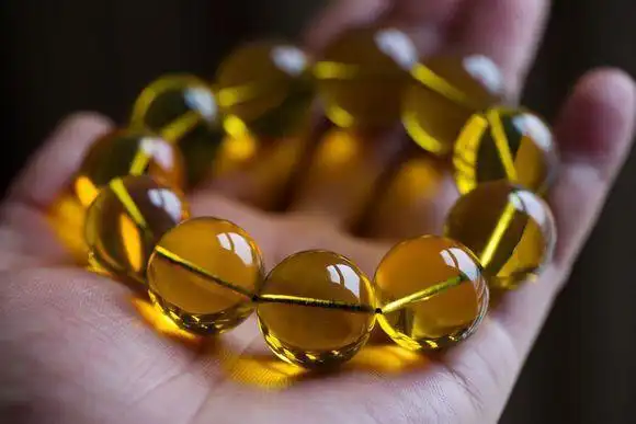 自然光下浅色背景下的金蓝珀(图片来源于网络)