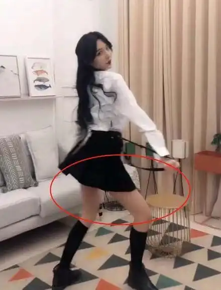 "女装大佬"艾比整容复出后放飞自我,穿超短裙跳舞,粉丝沸腾了